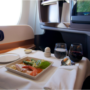 O masă servită în avion pentru a ilustra ce să nu mănânci în avion