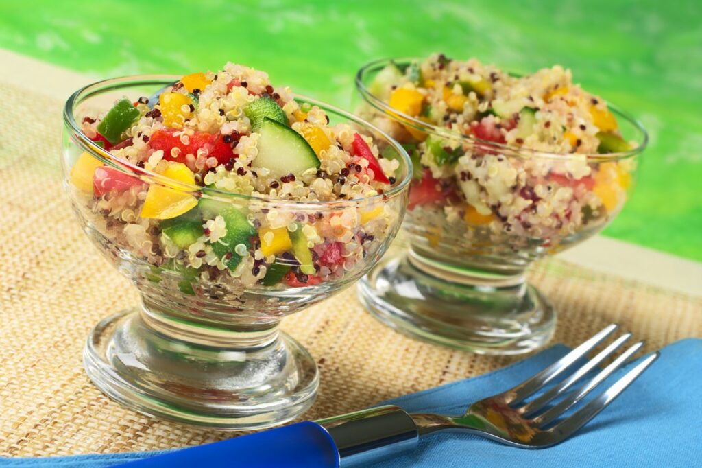 Salata de quinoa pusă în două boluri transparente