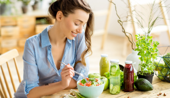 femeie care mănâncă salate sub 400 de calorii