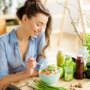 femeie care mănâncă salate sub 400 de calorii