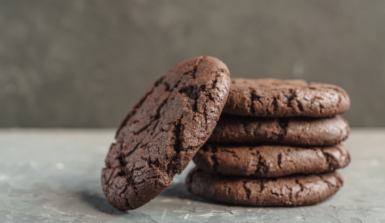 Cookie cu ciocolată, din doar 3 ingrediente, aranjate pe un blat de bucătărie