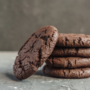 Cookie cu ciocolată, din doar 3 ingrediente, aranjate pe un blat de bucătărie