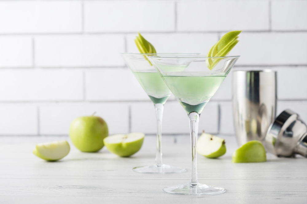 Două pahare pline cu apple Martini