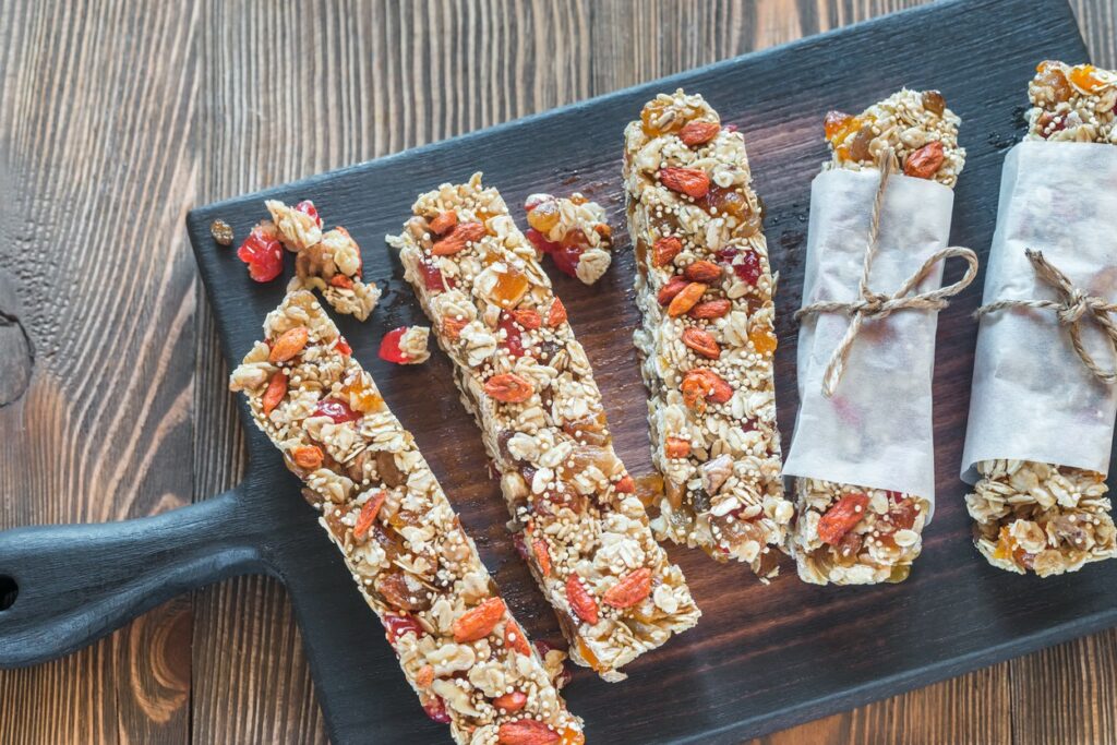 Batoanele de quinoa și cireșe puse pe un tocător gri