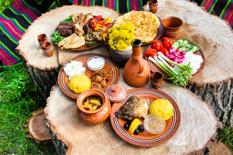20 dintre cele mai populare preparate românești puse frumos pe o masă