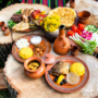 20 dintre cele mai populare preparate românești puse frumos pe o masă
