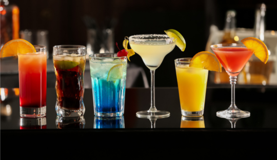 Cele mai cunoscute cocktailuri pe un bar negru