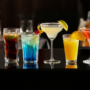 Cele mai cunoscute cocktailuri pe un bar negru