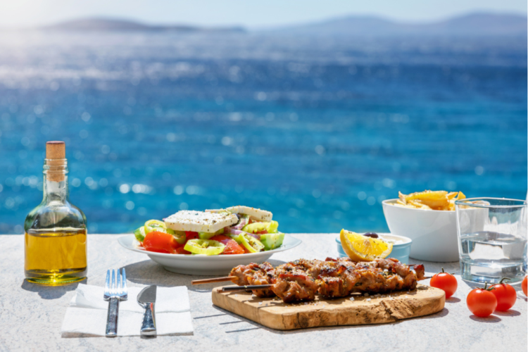 mâncare din dieta mediteraneană pe o masă