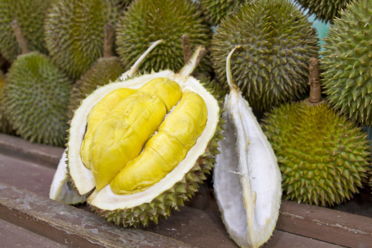 Fructul durian secționat pe jumătate pentru a ilustra cum arată pe interior