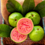 Fructe guava într-un coș, fie întregi, fie tăiate pe jumătate