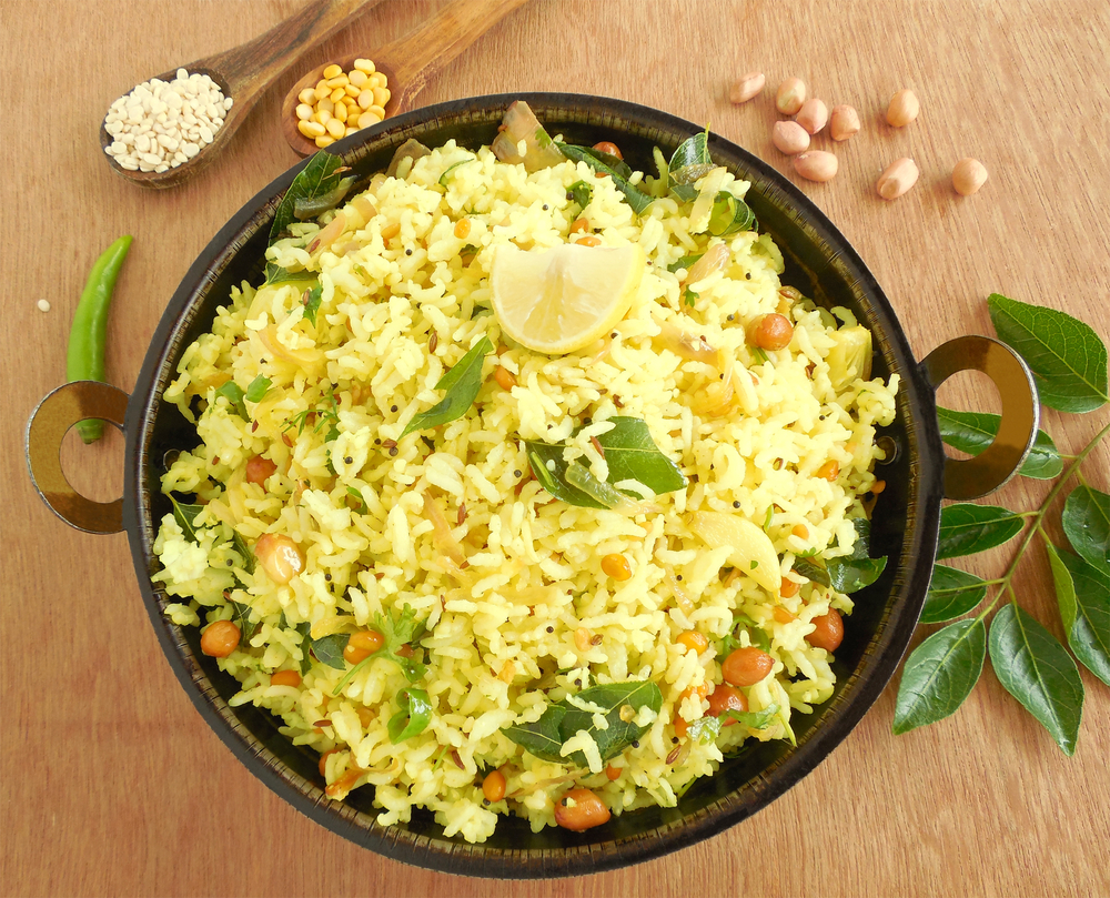 Un bol mare plin cu orez cu lămâie, preparat ca în India