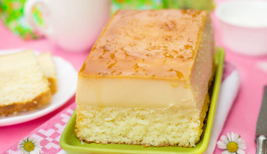 Prăjitură inteligentă cu vanilie, pe un platou verde