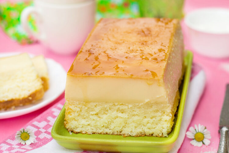 Prăjitură inteligentă cu vanilie, pe un platou verde
