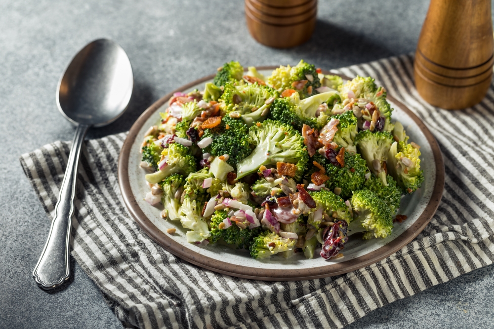 Salată de broccoli servită într-o farfurie gri