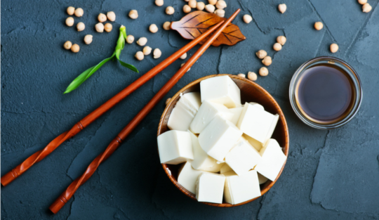 Bucăți de tofu într-un bol