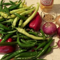 Ingrediente pentru salată de ardei cu ceapă