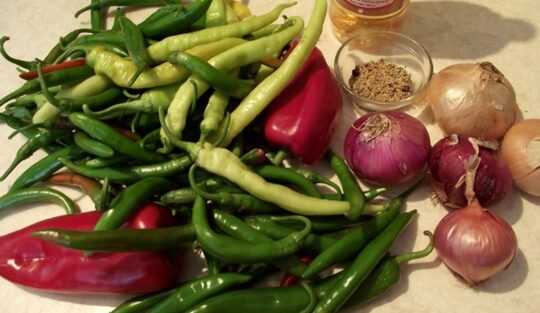 Ingrediente pentru salată de ardei cu ceapă
