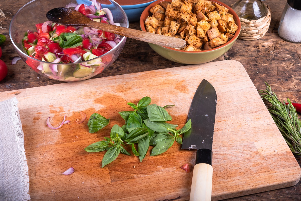 Ingrediente pentru salată de roșii cu pâine din bucătăria italiană