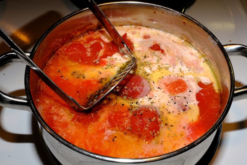 Oală cu roșii coapte și pasator pentru supă cremă