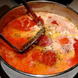 Oală cu roșii coapte și pasator pentru supă cremă