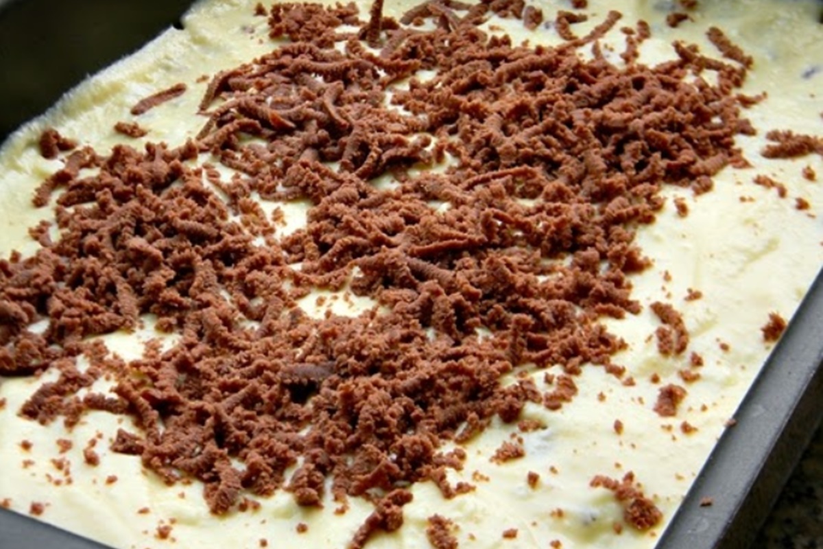 Prăjitura cu brânză și cacao în tavă, înainte de coacere