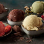 Mai multe arome de înghețată servite în boluri mici