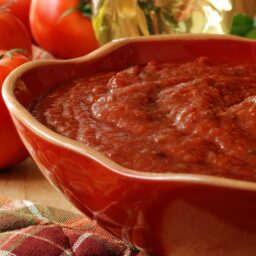 Bol roșuu cu sos de roșii preparat pentru paste sau pizza