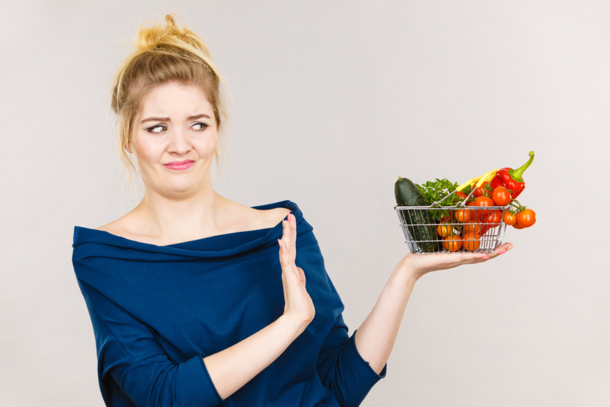 femeie care se întreabă de ce se strică fructele și legumele
