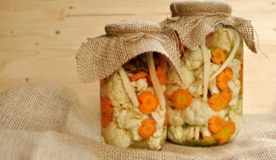 Conopidă murată cu morcovi și hrean