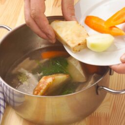 Cratiță cu țelină, ceapă și morcovi pentru supă.