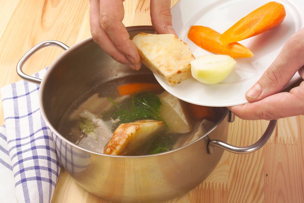 Cratiță cu țelină, ceapă și morcovi pentru supă.
