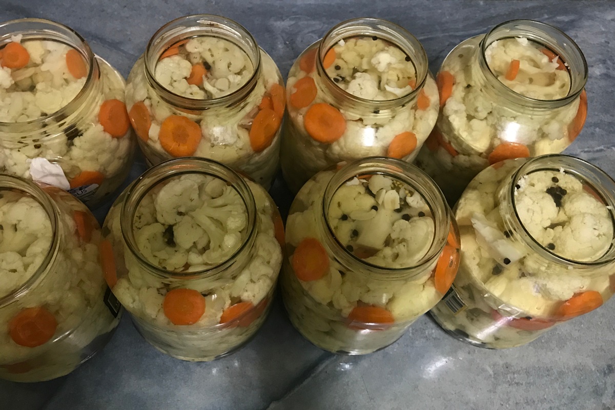 Șase borcane cu conopidă murată cu morcovi și hrean