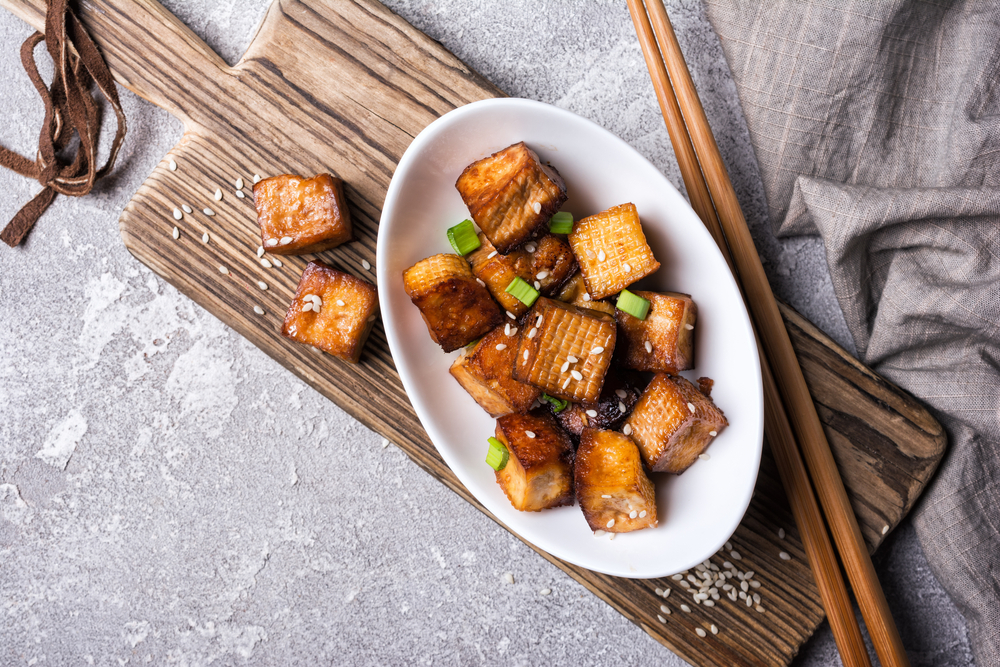 Bucăți de tofu crocant, preparate la air fryer.