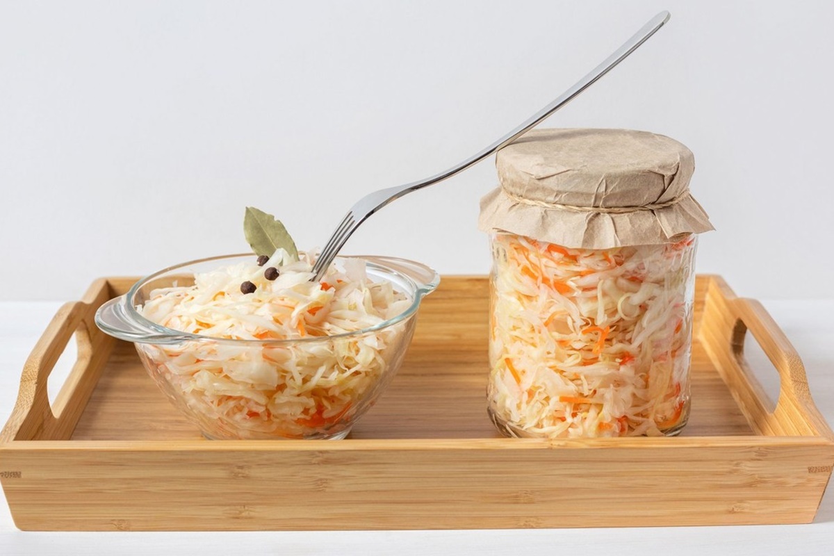 Salată de varză cu morcovi în borcan și în bol cu furculiță