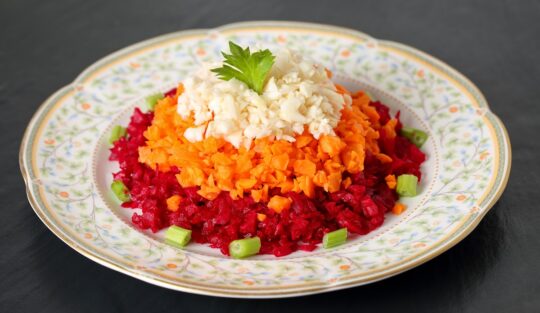 Sfeclă roșie cu morcovi și țelină într-o farfurie albă cu maro