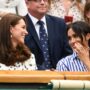 Kate Middleton și Meghan Markle în timp ce stau de vorbă