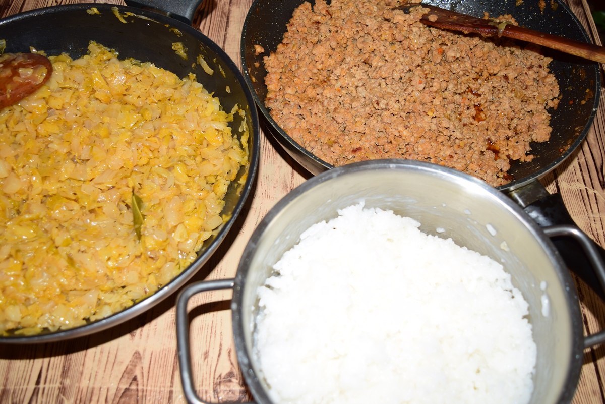 Ingrediente pentru rețeta de varză în straturi: varză acră, călită, orez fiert și carne tocată, în cratițe separate