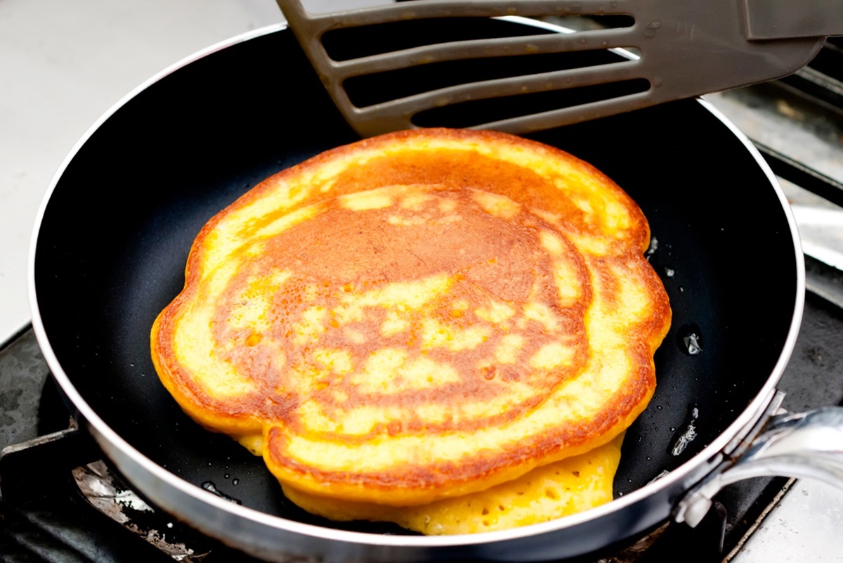 Pancake cu dovleac rumenită în tigaie