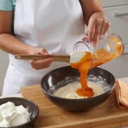 Pasul de amestecare a cremei de brânză cu piureul de dovleac copt