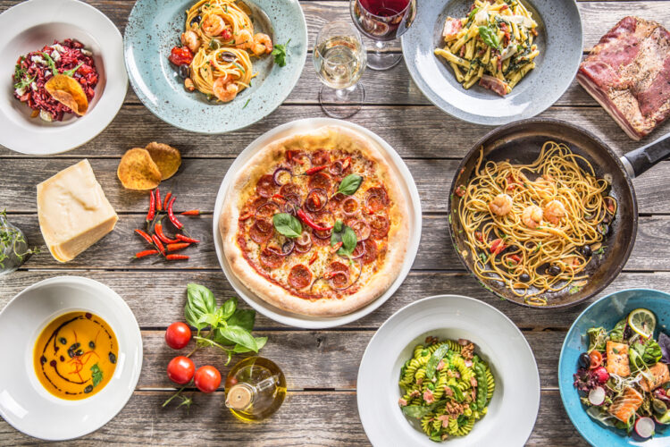 rețete pentru cină inspirate din dieta mediteraneană puse pe o masă
