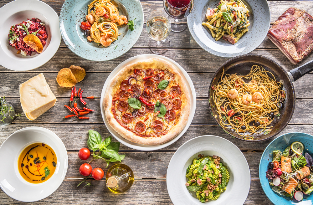 rețete pentru cină inspirate din dieta mediteraneană puse pe o masă