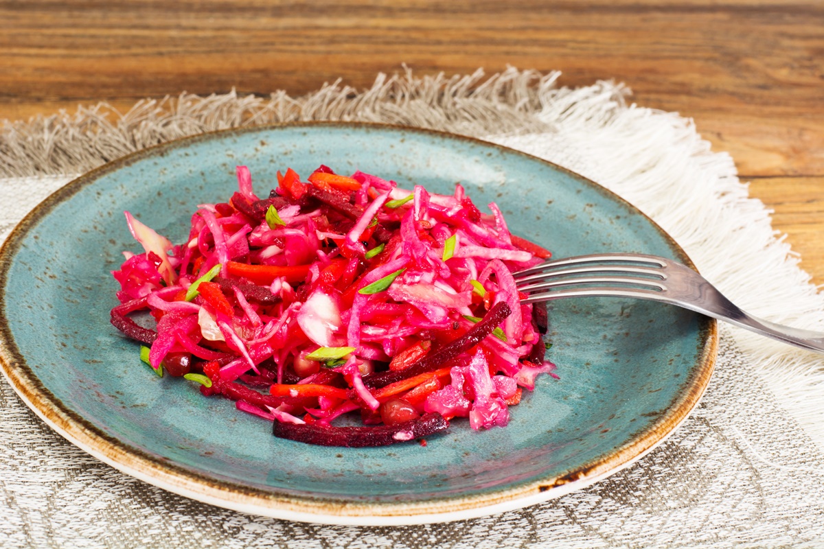 Farfurie de culoare gri cu Salată de sfeclă roșie cu morcovi și țelină, pentru porția de sănătate