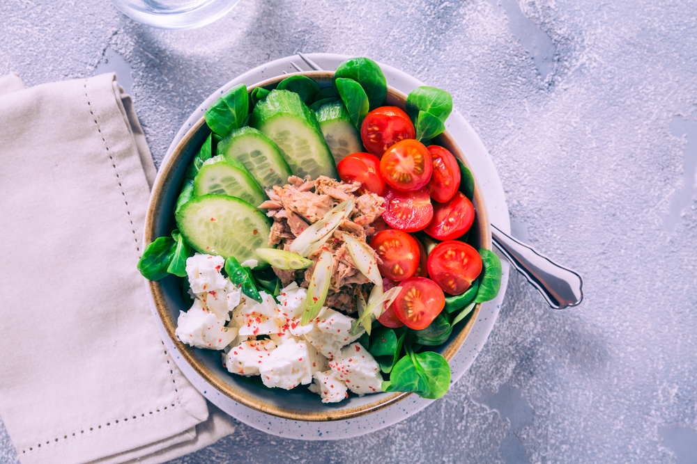 Salata de ton cu năut se află pe o masă albă, dar și pe lista cu cele 8 preparate low carb inspirate din dieta mediteraneană