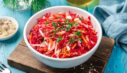 Salată de varză cu sfeclă roșie și morcovi. Alegerea perfectă pentru porția de sănătate