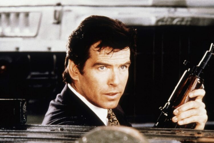 Pierce Brosnan în rolul lui James Bond în timp ce se află într-o mașină și ține în mână un pistol