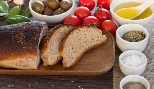 Pâine pentru bruschette cu roșii cherry, măsline verzi și boluri cu condimente