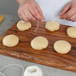 Pasul de modelare a chiflelor în formă de dovleac, folosind sfori de bucătărie