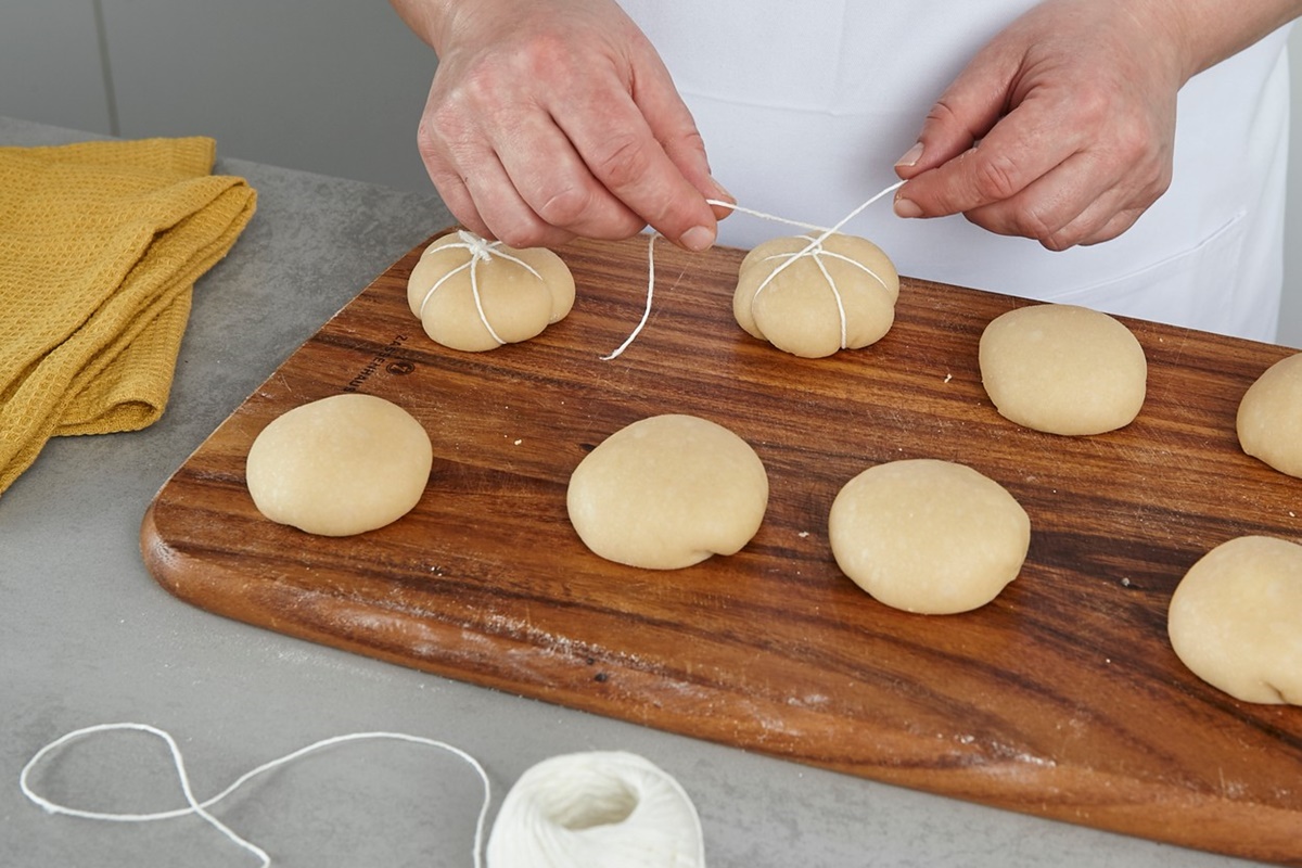 Pasul de modelare a chiflelor în formă de dovleac, folosind sfori de bucătărie