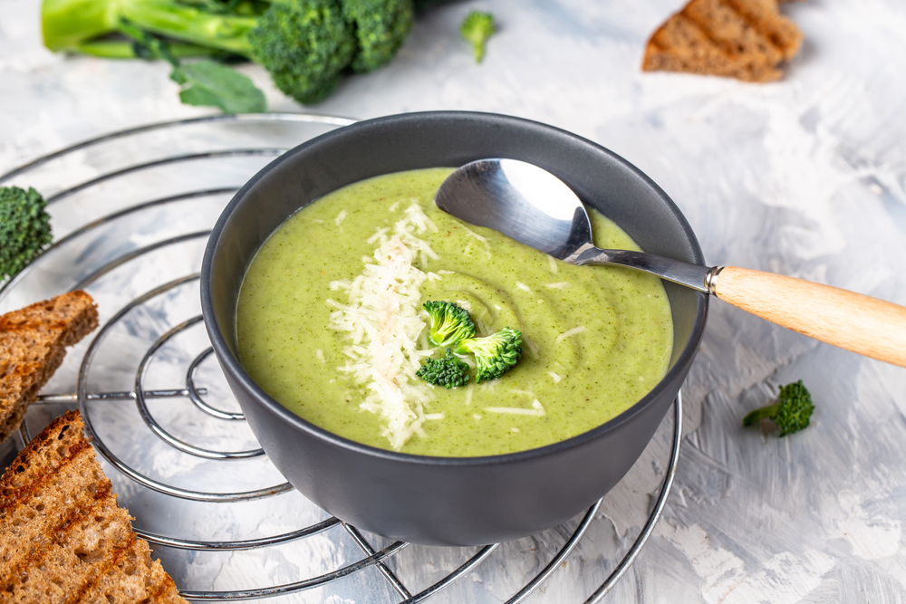 Supă cremă de broccoli cu gouda pe o masă de vară